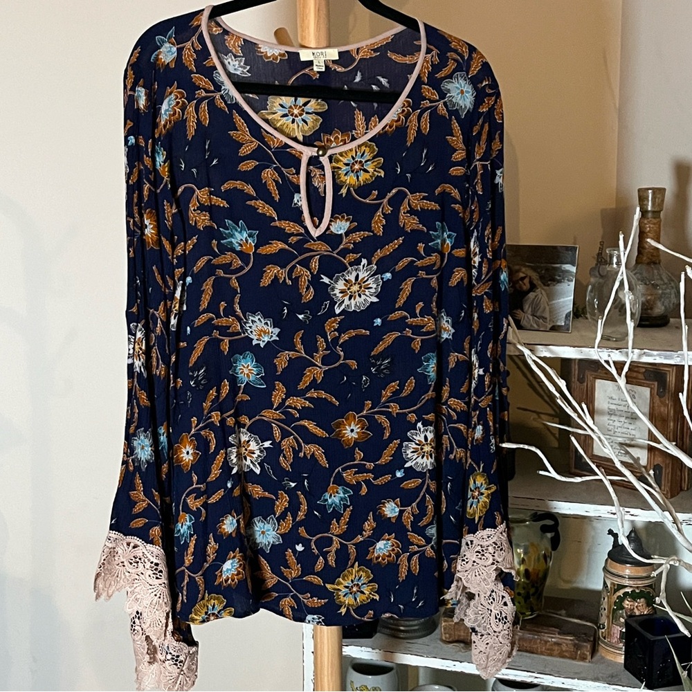 💙Kori L Navy/Tangerine,Aqua Floral Print Tunic. Beautiful lace trim sleeves. EUC